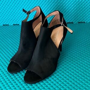 Christian Siriano "Ivy" Hooded Peep-Toe Black Pumps.| 7.5